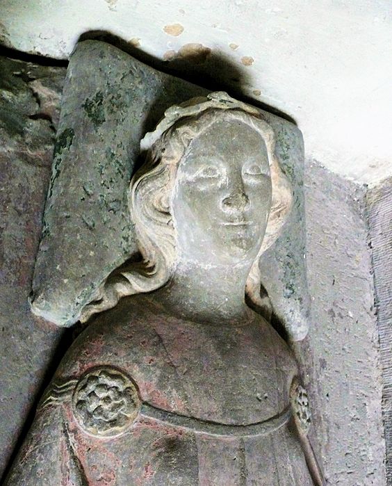 Liegefigur im Kreuzgang des ehemaligen Klosters St. Emmeram