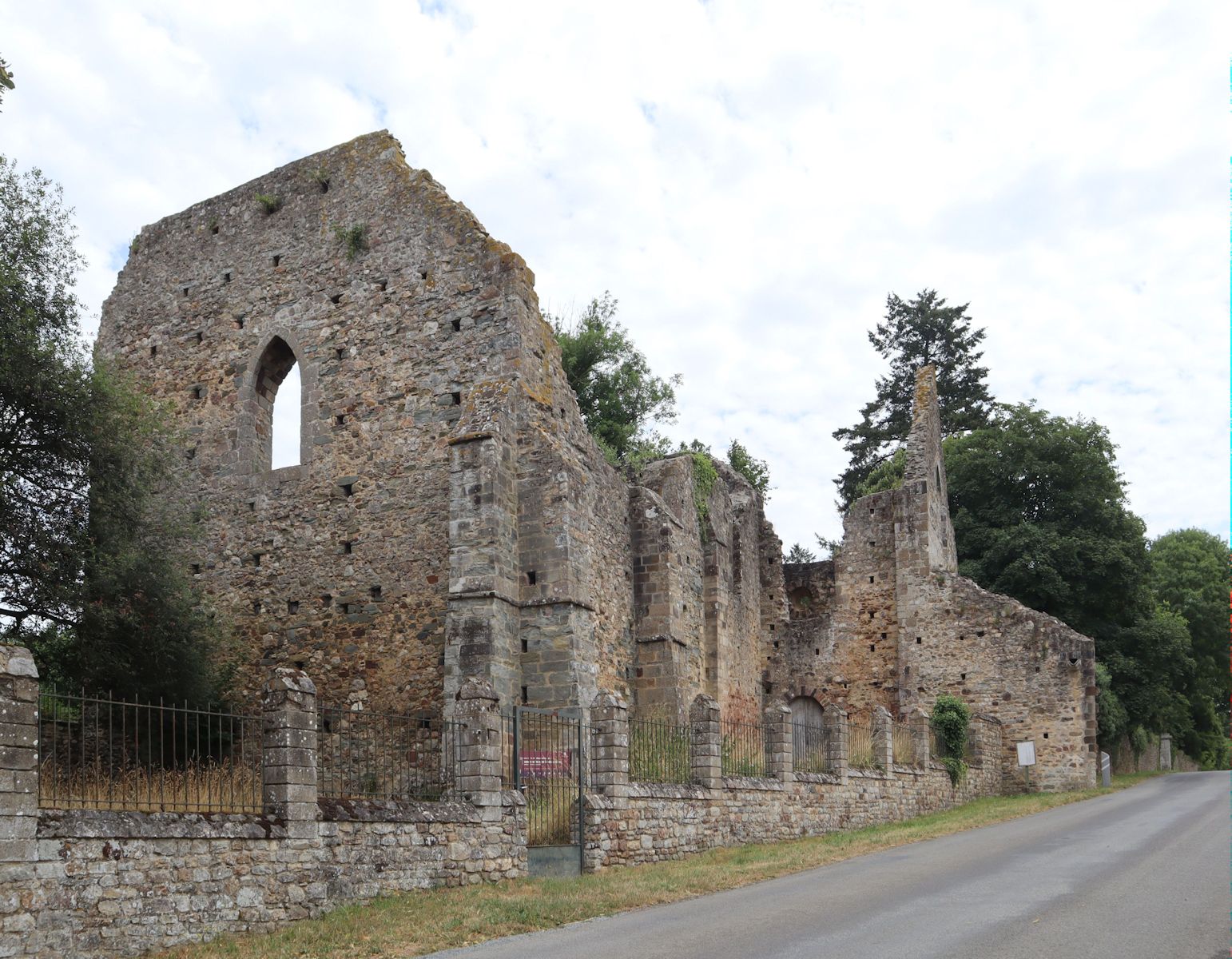 Ruinen des Klosters Saint-Sulpice des Bois in Saint-Sulpice-la-Forêt
