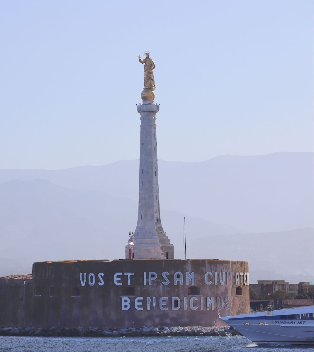 Statue mit Maria am Eingang zum Hafen von Messina mit ihrem Segensspruch als Inschrift