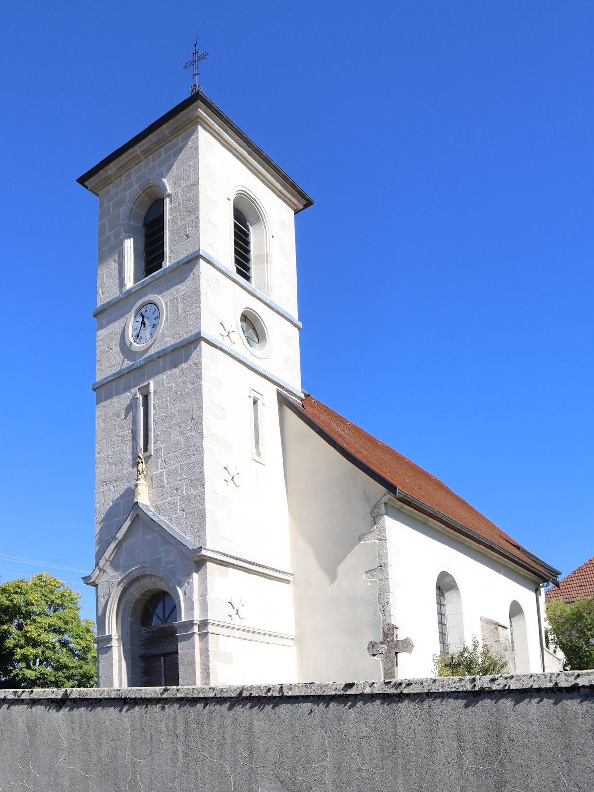 Pfarrkirche im Dorf Le Mémont