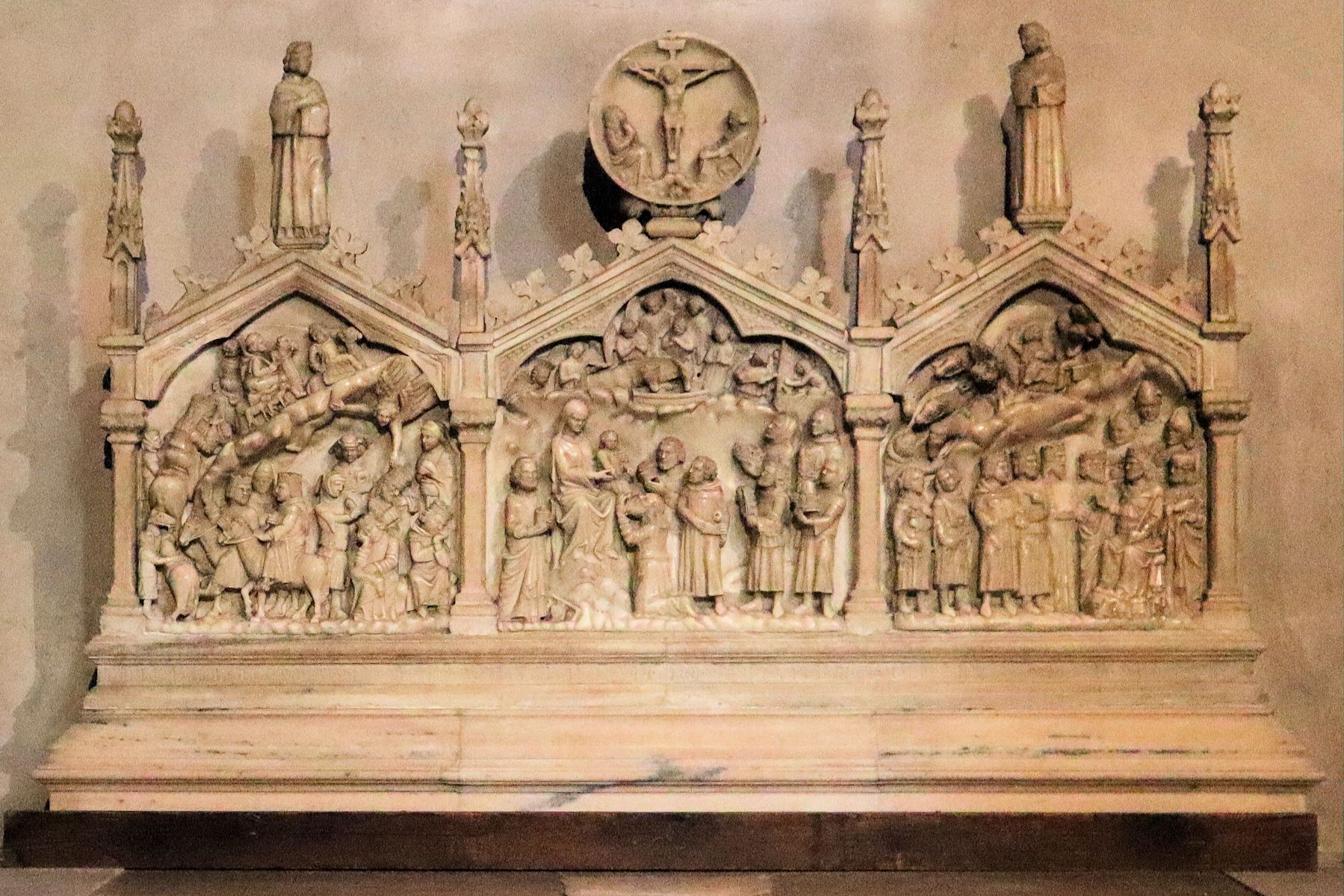Matteo da Campione (zugeschrieben): Die Anbetung der „heiligen drei Könige”, 1349, Altaraufsatz aus Marmor in der Kirche Sant'Eustorgio in Mailand