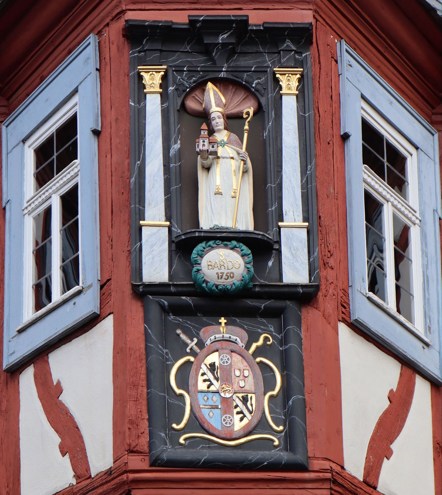 Statue am Rathaus in Bardos Geburtsort Oppershofen