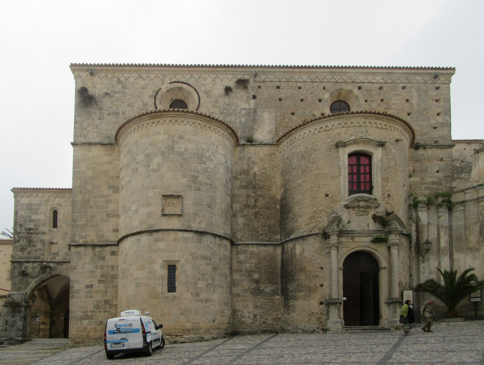 Kathedrale in Gerace, erbaut nach der Rückeroberung von den Sarazenen wohl auf Resten einer Einsiedlerkapelle aus dem 7./8. Jahrhundert, die an der Stelle eines vorchristlichen Heiligtums errichtet worden war, geweiht 1045