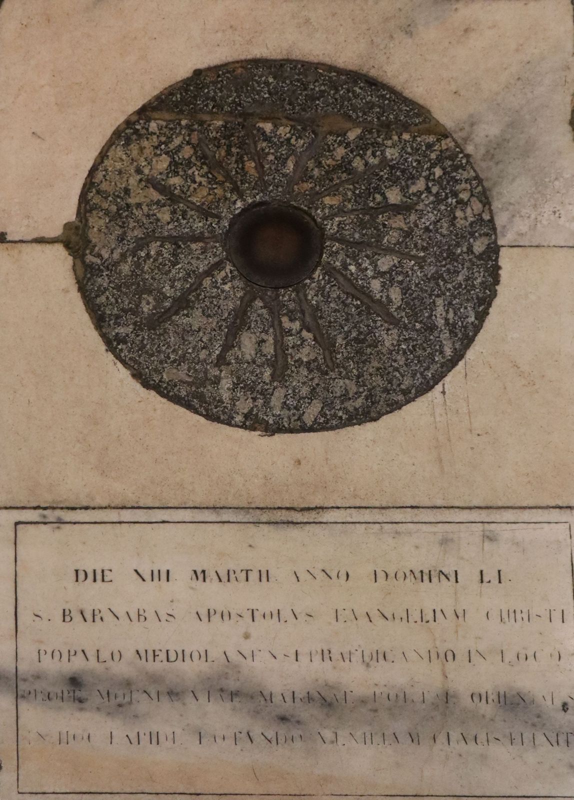Der Stein, auf dem Barnabas das Kreuz aufgerichtet habe - tatsächlich ein vorrömisches Rad aus keltischer Zeit - in der Kirche Santa Maria al Paradiso in Mailand