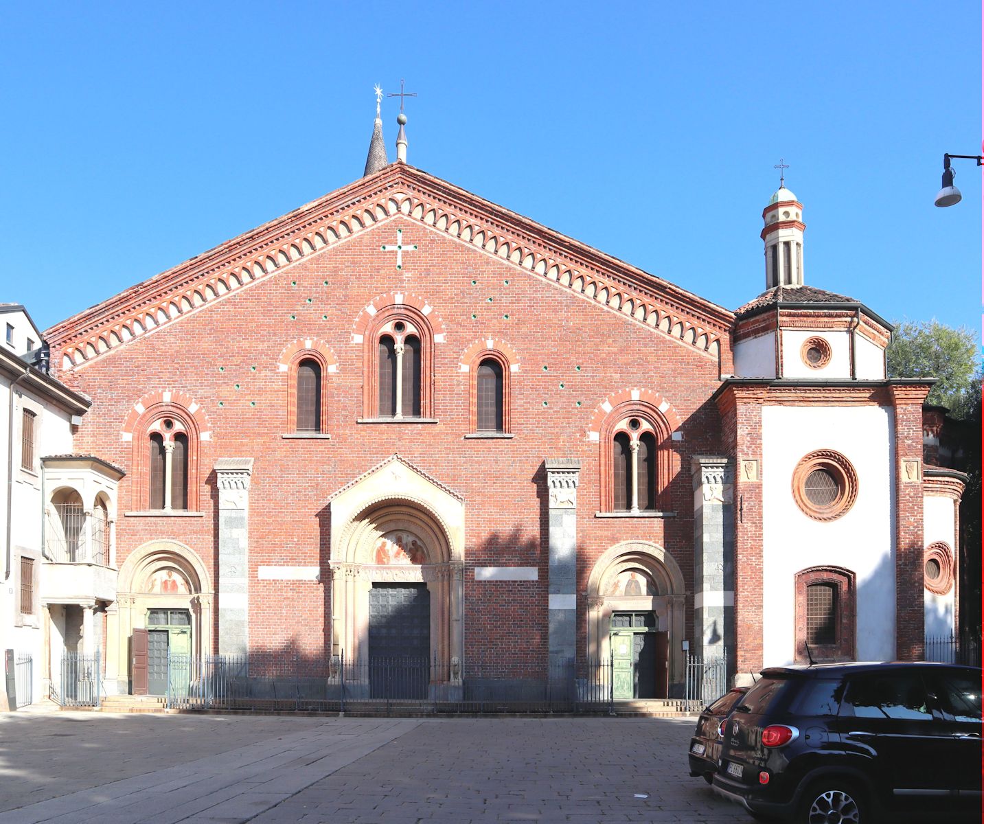 Kirche Sant'Eustorgio in Mailand, rechts vorgebaut die Taufkapelle