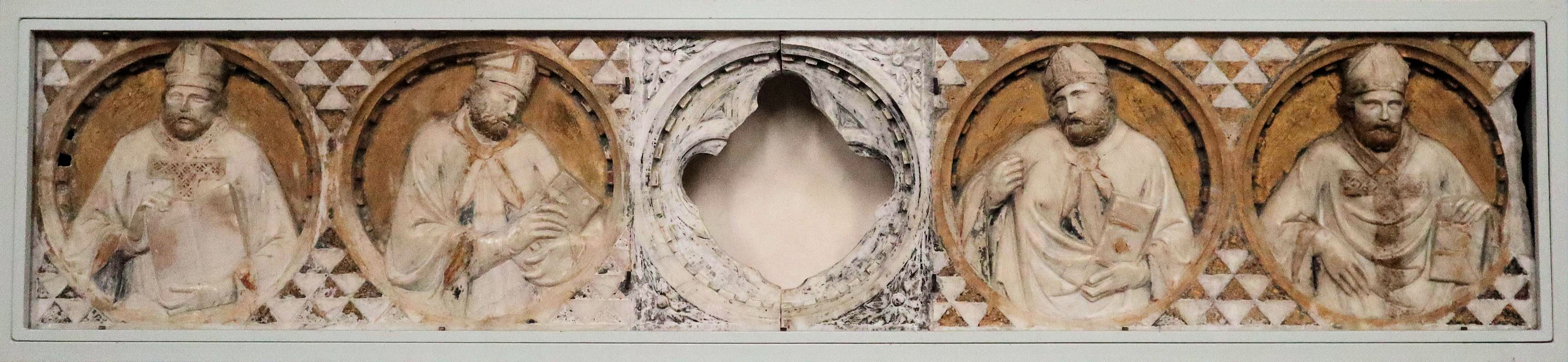 Marmorrelief mit der Darstellung von Bischöfen und dem Durchguck, durch den man Bartholomäus' Reliquien betrachten konnte, ursprünglich am Sarkophag von Bartholomäus, 1317/1318, in der Kirche Sant'Agostino in San Gimignano