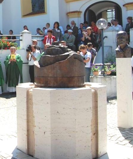 Brunnen vor der Pfarrkirche in Laugna bei der Einweihung 2008