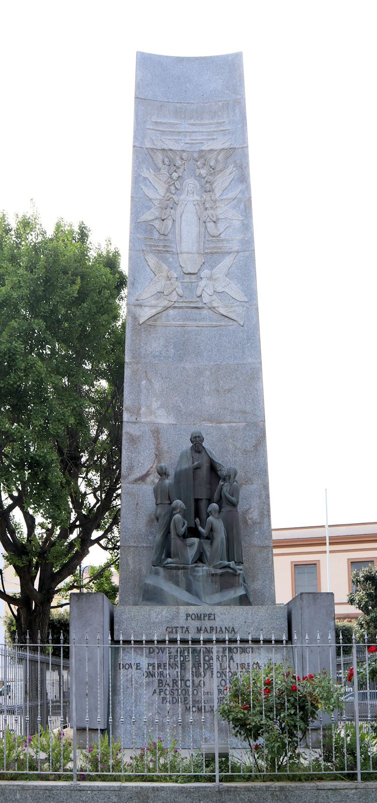 Domenico Ponzi: Denkmal, 1962, vor der Rosenkranz-Basilika in Pompei