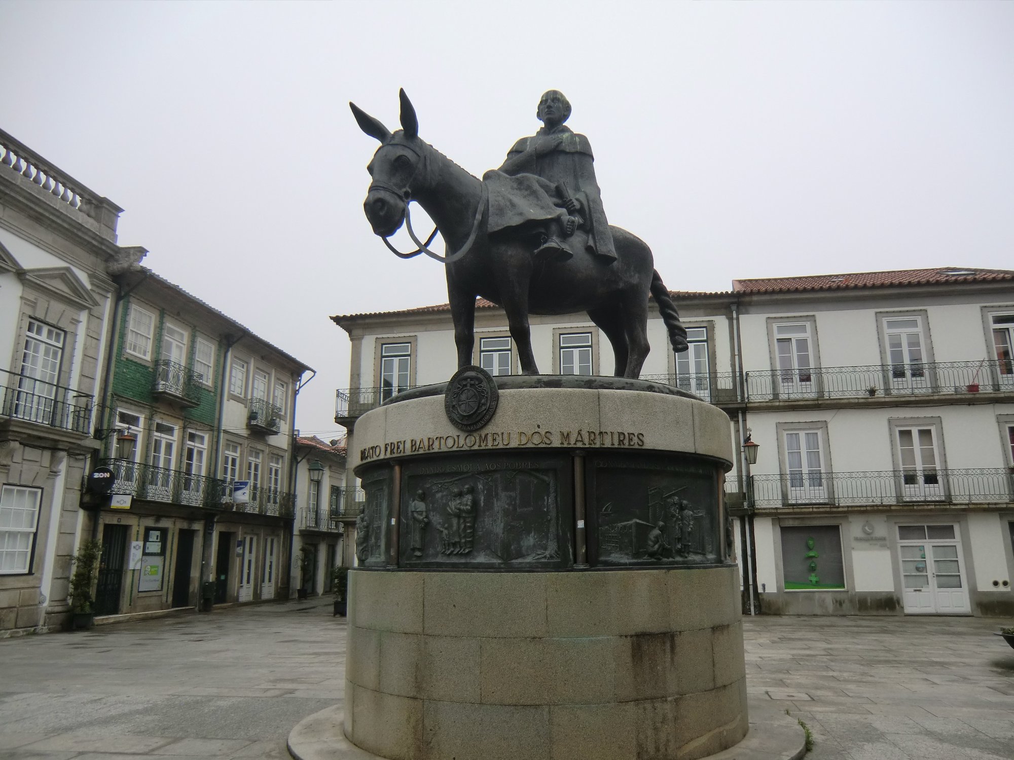 Denkmal vor der Dominikanerkirche in Viana do Castelo, 2008 errichtet von der Gemeinde