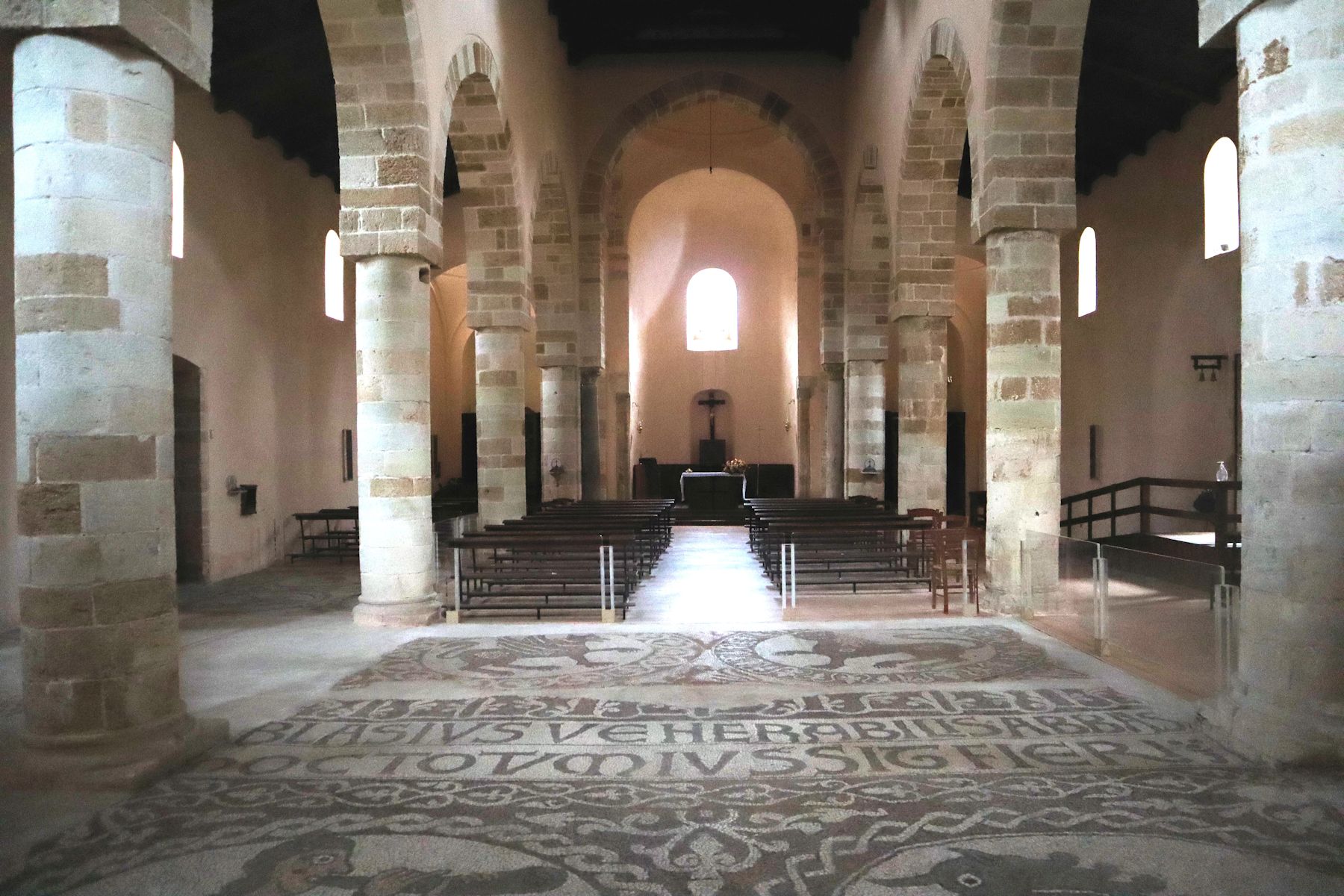 Inneres der Klosterkirche Santa Maria del Patire mit Mosaik und Inschrift über Abt Blasius als Bauherr 