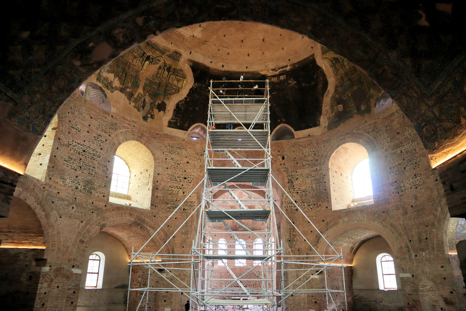 Rotunde in Thessaloniki, die - gebaut als Mausoleum für Kaiser Galerius - schon 326 Kirche und Sitz des Metropoliten wurde und damit die älteste erhaltene Kirche der Welt ist, nach einer nahen Kapelle Georgios-Kirche genannt, heute Museum