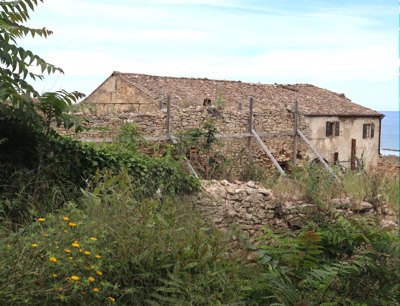 Reste der ehemaligen Kirche San Basso im arcäologischen Gelände in Cupra Marittima