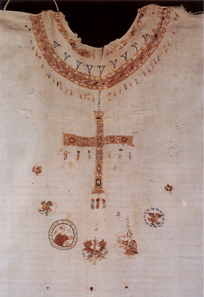 Kleid der Bathilde, Leinen mit Silberstickereien im byzantinischen Stil, im Museum in Chelles