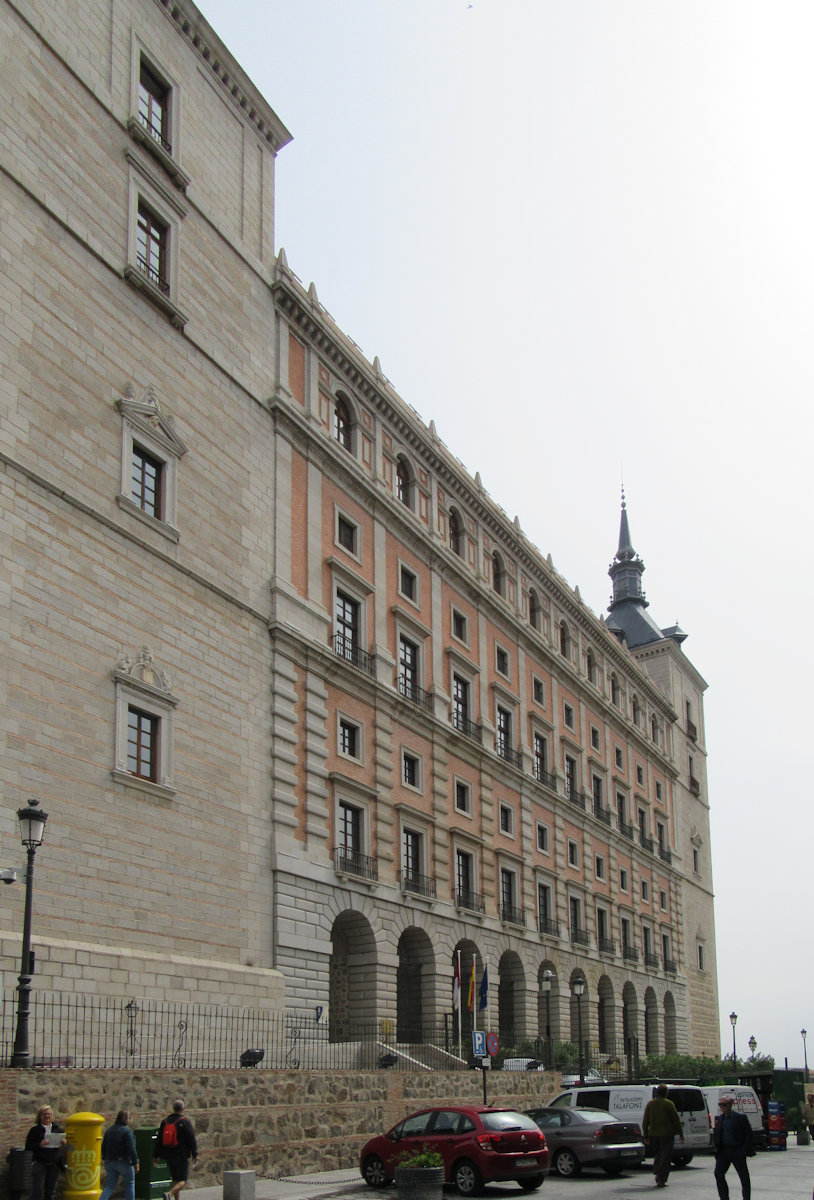 Südseite des Alcázar in Toledo, die einzige im Spanischen Bürgerkrieg 1936 nicht zerstörte Fassade