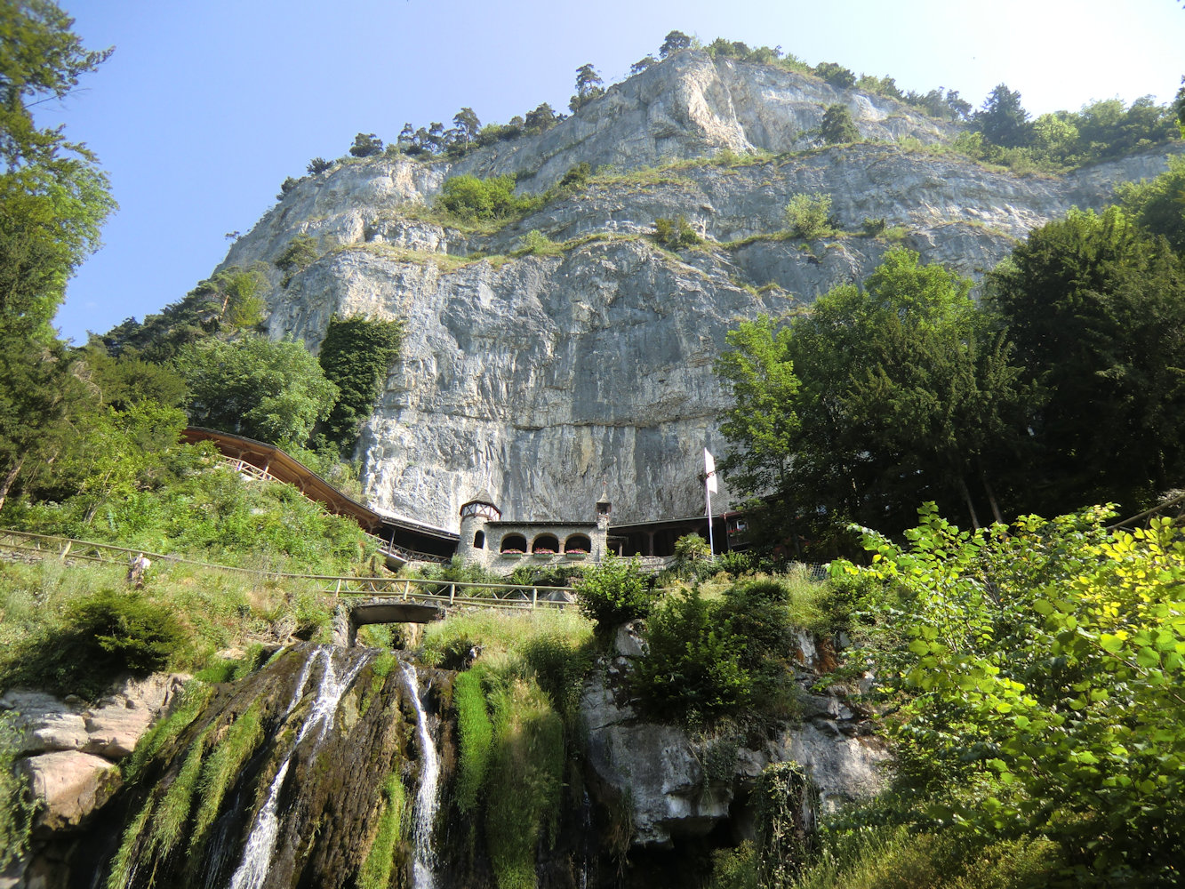 Der Eingang der Höhlen unterhalb von Beatenberg, in denen Beatus gelebt habe