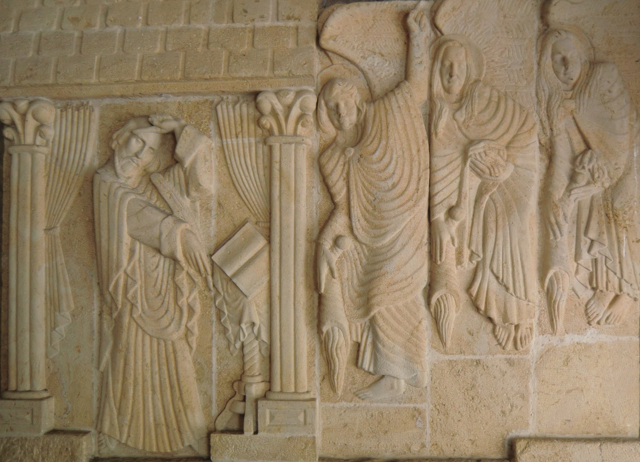 Relief: Beatus (links) und andere Heilige des Klosters Santo Toribio de Liébana
