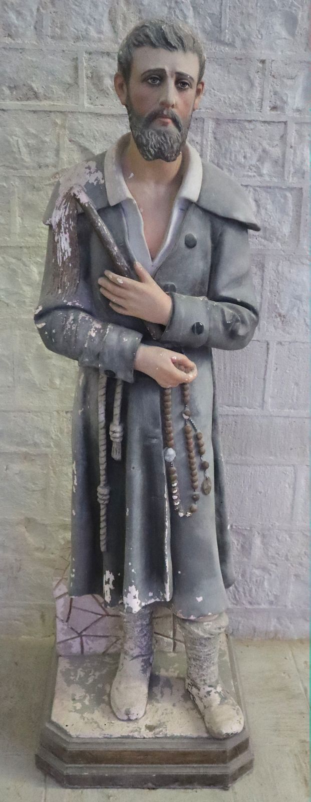 Statue in der Kirche des ehemaligen Klosters in Saint-Amant-de-Boixe bei Angoulême in Frankreich