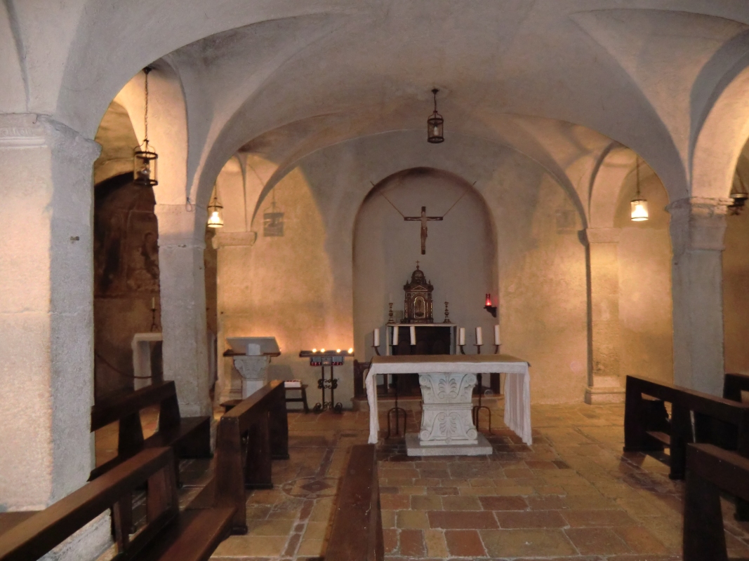 Krypta der Basilika di San Benedotto, ursprünglich ein römisches Gebäude aus dem 1. Jahrhundert, seit dem 6. Jahrhundert als Kapelle zu ihren Ehren gestaltet, im 13./14. Jahrhundert kamen die Fundamente des angeblichen Elternhauses von Benedikt und Scholastika zum Vorschein