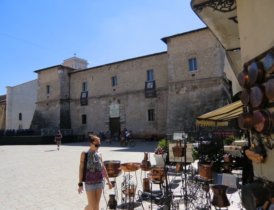 Das päpstliche Kastell, 1554 - 1563, im Hintergrund der Dom, auf Piazza San Benedetto in Norcia