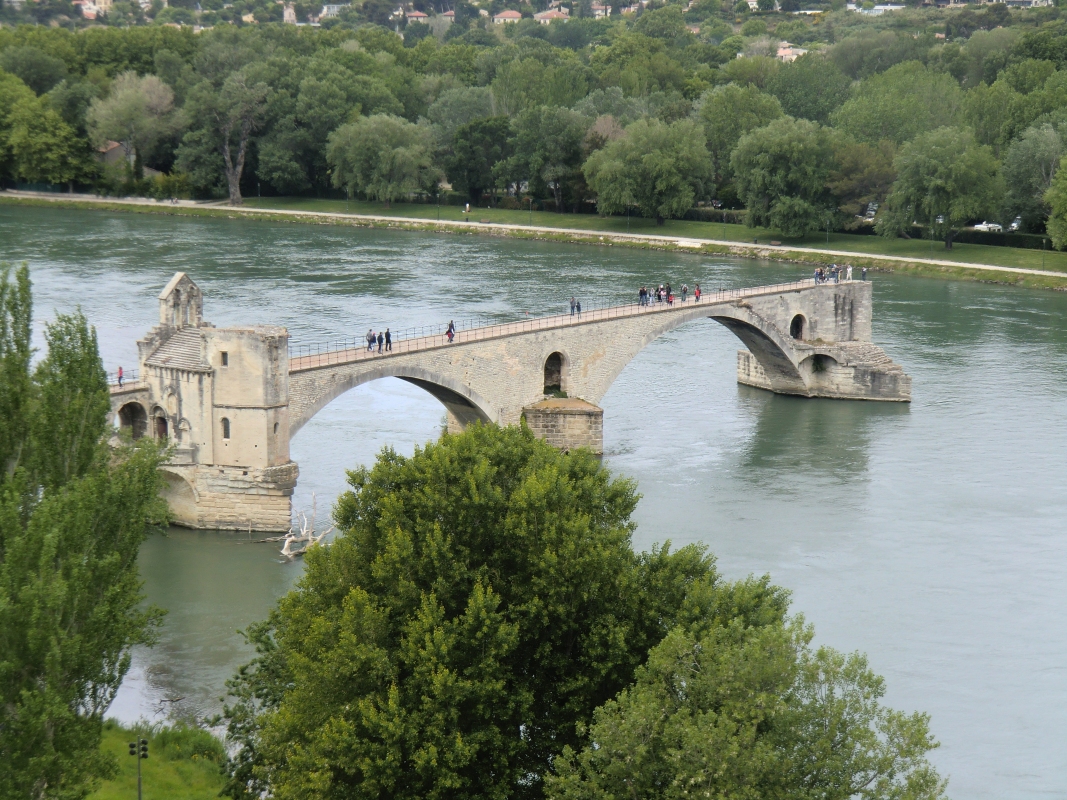 Der berühmte <q>Pont St-Bénézet</q> in Avignon mit der Nikolaus-Kapelle, gesehen vom Domfelsen aus