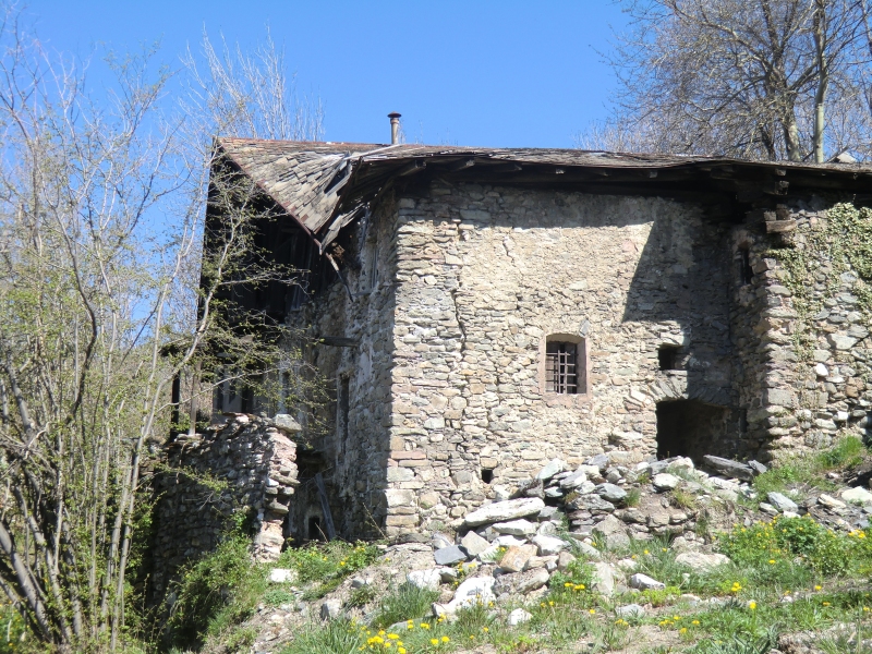 XVerfallendes Bauernhaus im Bergdorf Montandré bei Hermillon