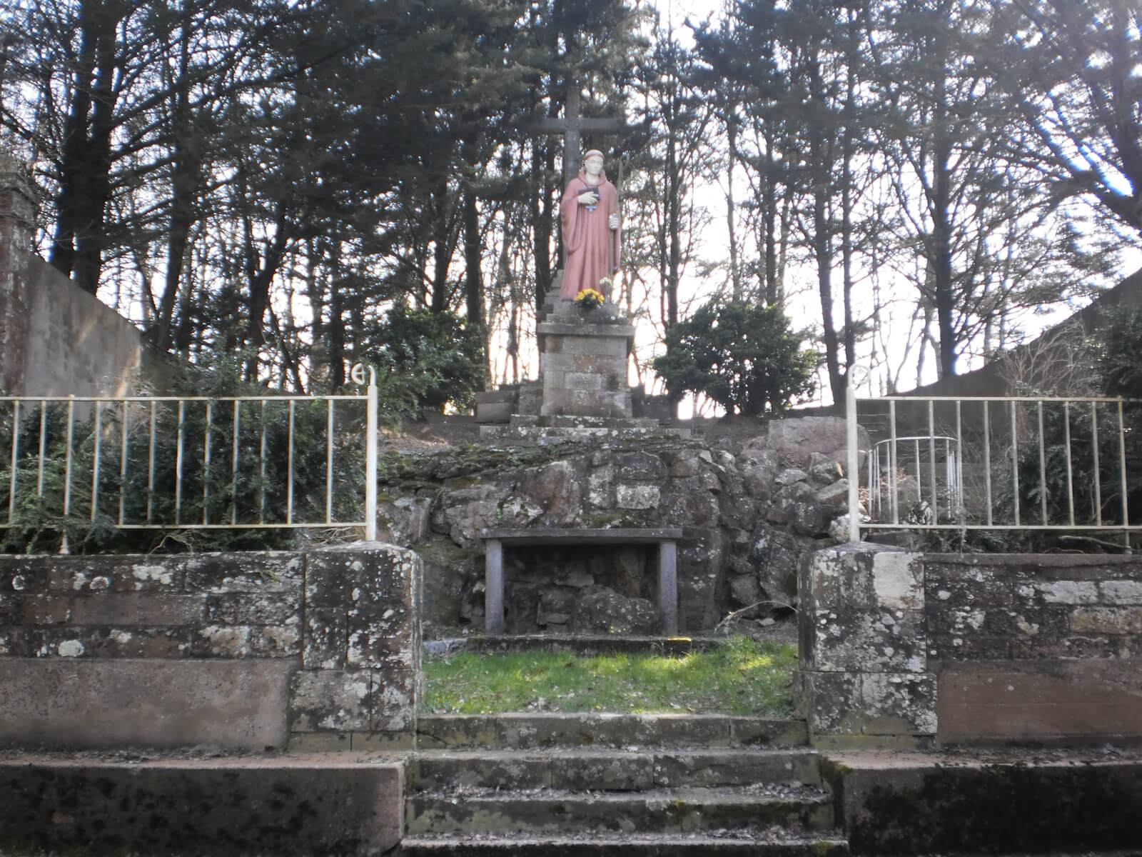Reste des Oratoriums von Benedikt in Massérac mit Statue von 1859