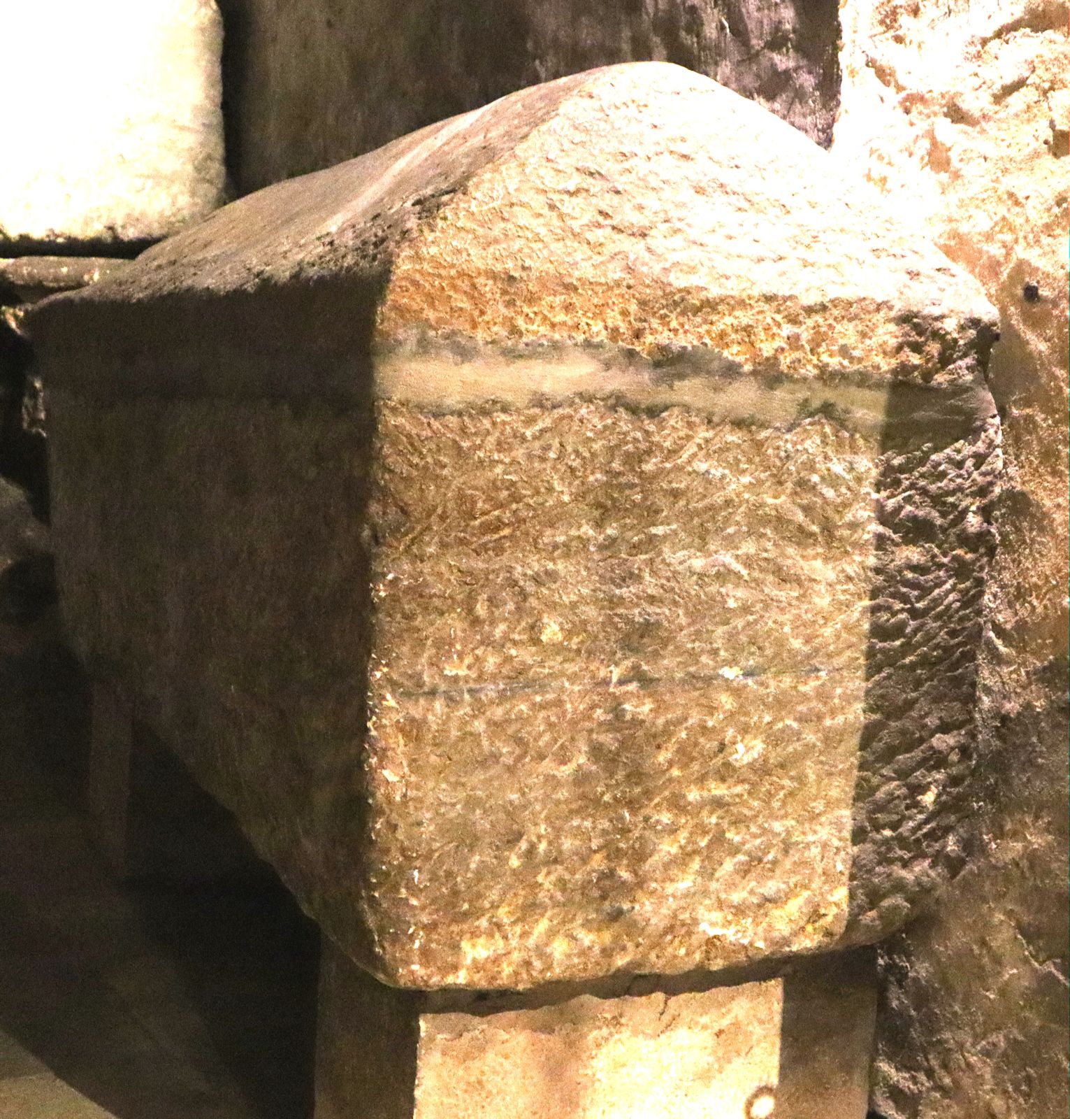 Benediktas Sarkophag in der Krypta der Kirche Saint-Seurin in Bordeaux