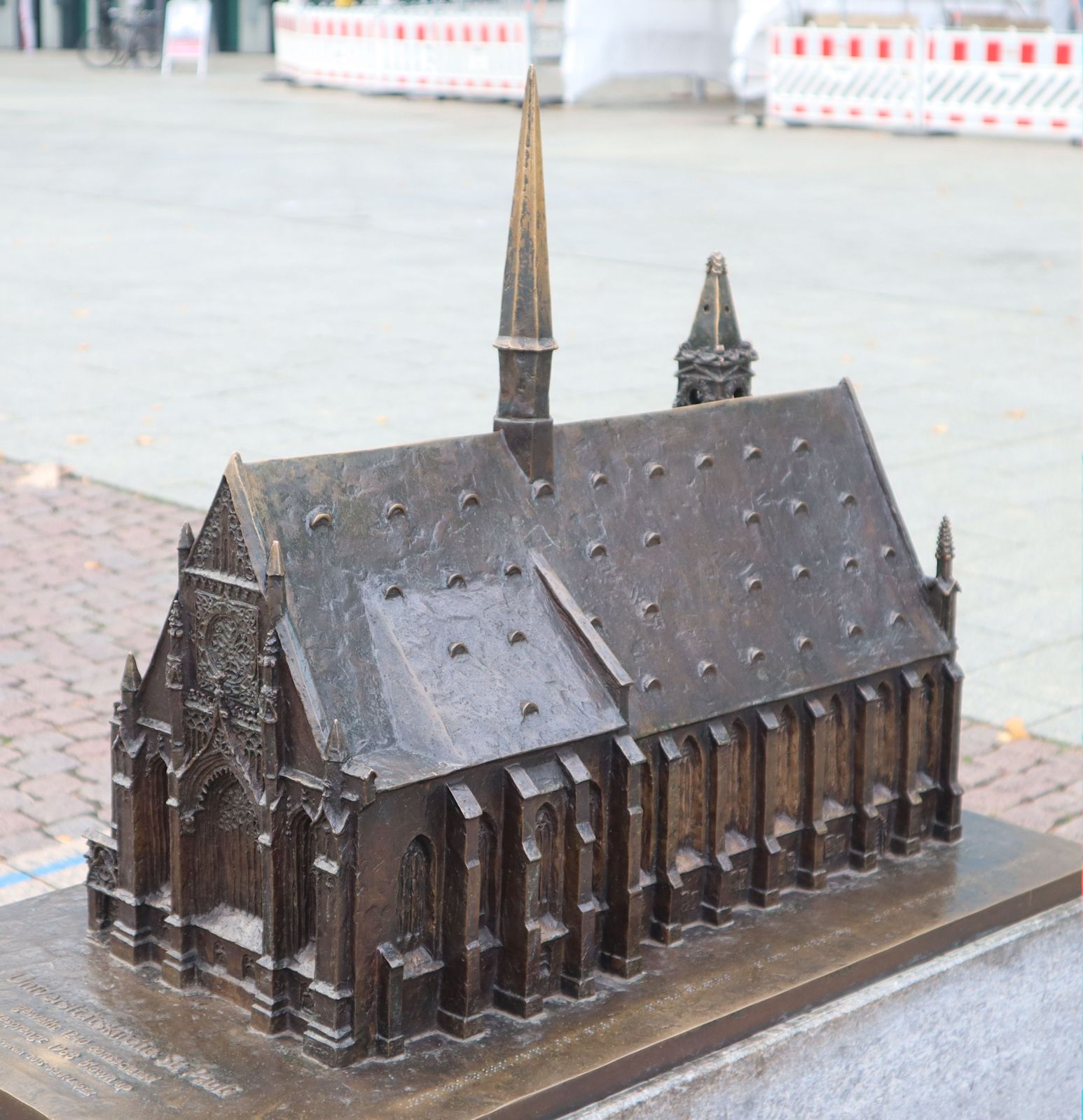 Modell der ehemaligen Kirche St. Pauli, 2015, vor dem „Paulinum” in Leipzig