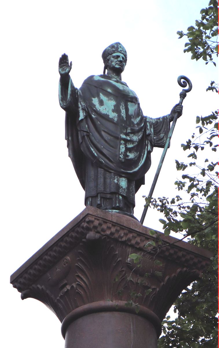 Bennosäule, 1910, vor der Kirche St. Benno in München