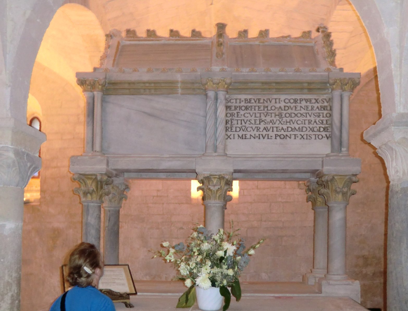 Hochsarg, wohl aus dem 4. Jahrhundert, mit den Reliquien von Benvenuto, in der Krypta der Kathedrale in Osimo