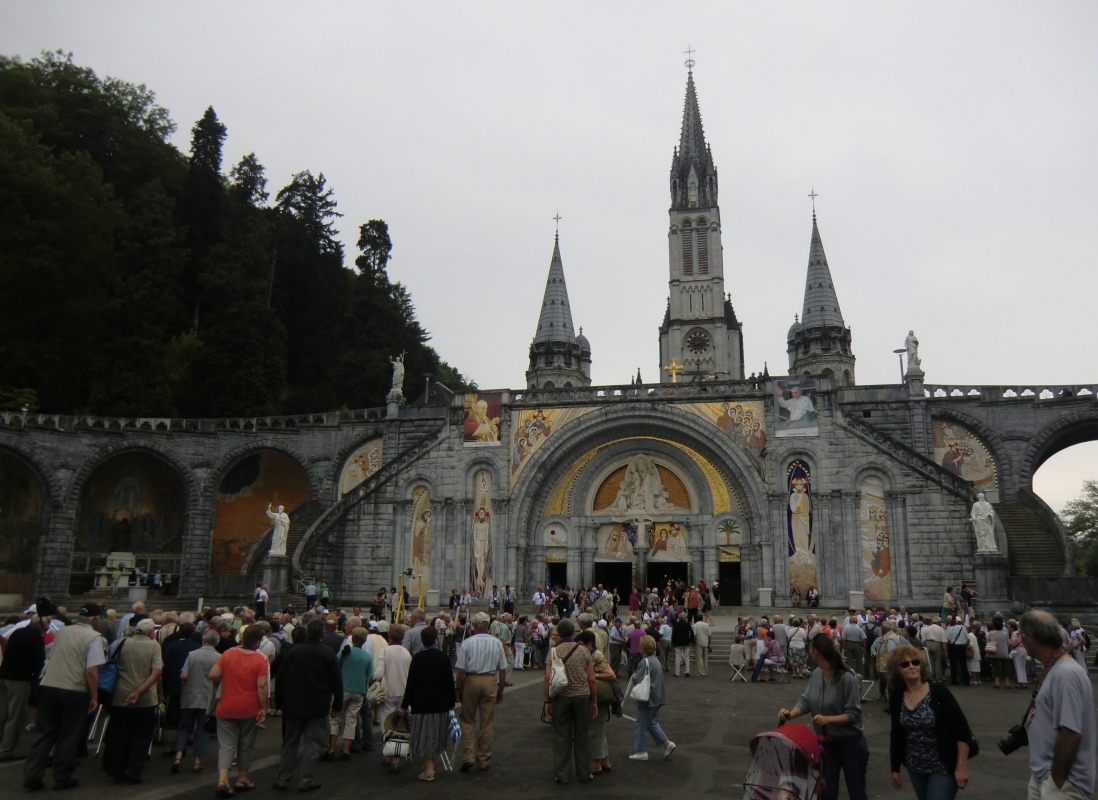 Pilger und das Ensemble der zwei Basiliken mit Krypta