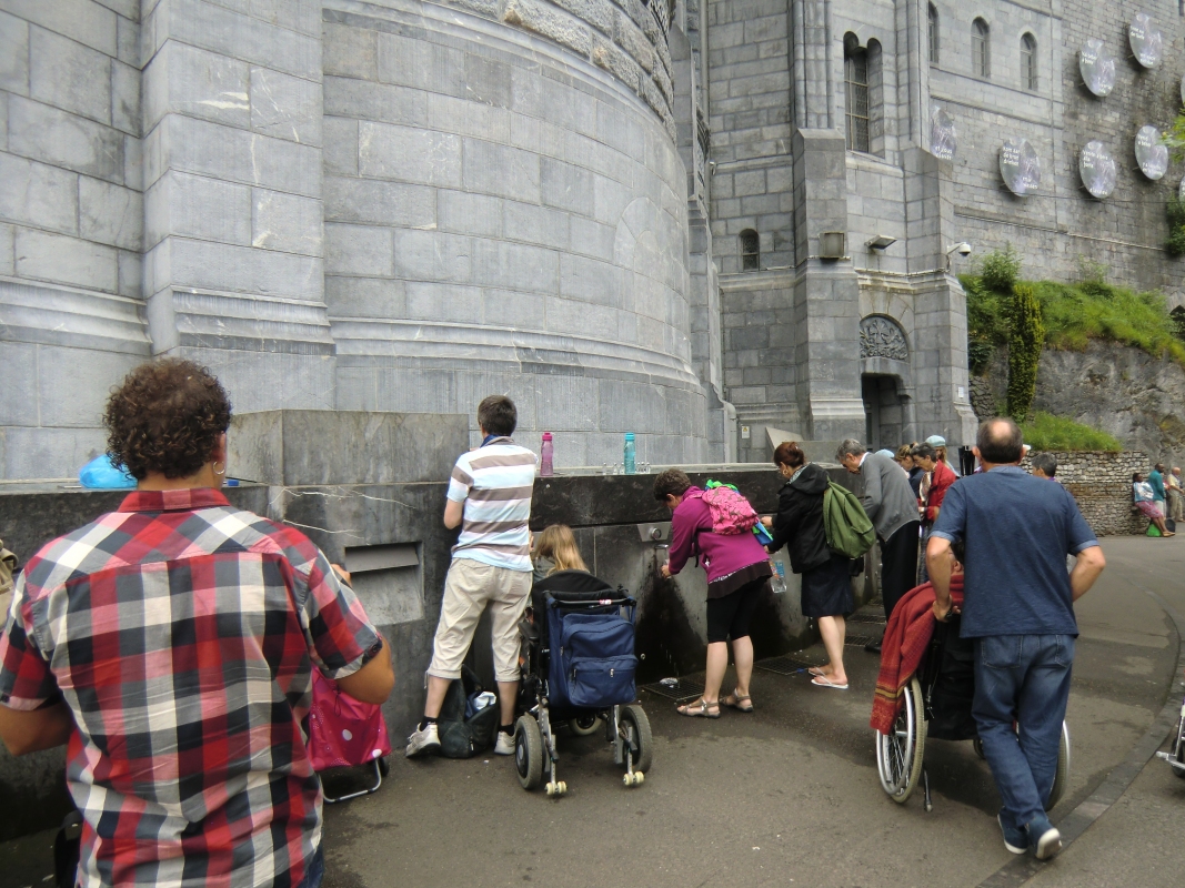 Vor der Krypta, unterhalb der Basilika der Unbefleckten Empfängnis, sind heute die Entnahmestellen für das heilkräftige Wasser; der ungeheuere Bedarf kann nicht mehr an der Originalquelle entnommen werden, sondern wird jetzt etwas entfernt davon den Zapfstellen entnommen