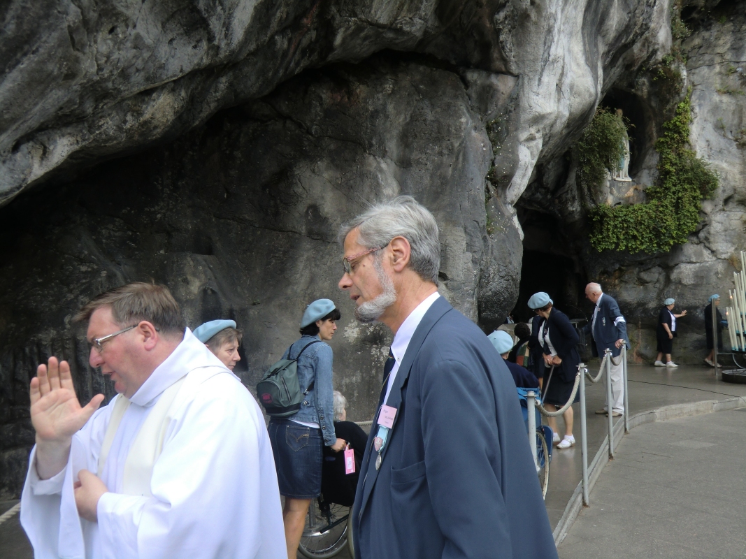 Am Eingang zur Grotte wird jeder Pilger von einem Priester gesegnet