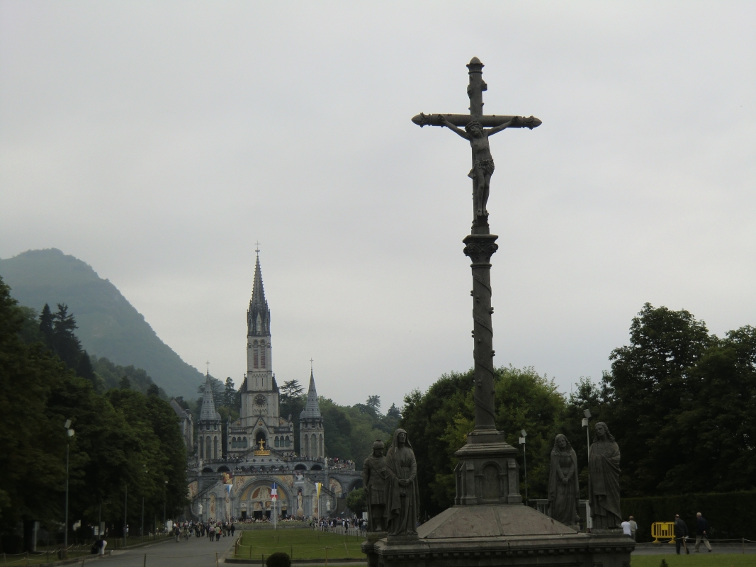 Blick vom Beginn der Esplanade am Westrand der Stadt auf die Basilika der Unbefleckten Empfängnis