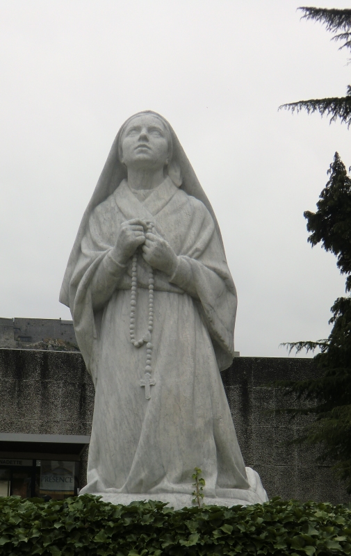 Bernadette-Statue vor dem Eingang zum Museum über ihr Leben