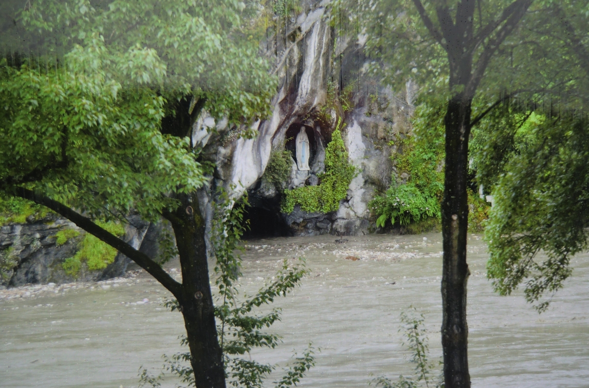 Im Juni 2013 war das gesamte Sanktuarium in Lourdes, auch die Grotte, überschwemmt