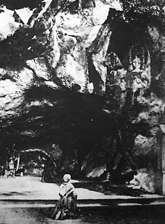 Das einzige Foto, das Bernadette in der Grotte in Lourdes zeigt, entstand 1862