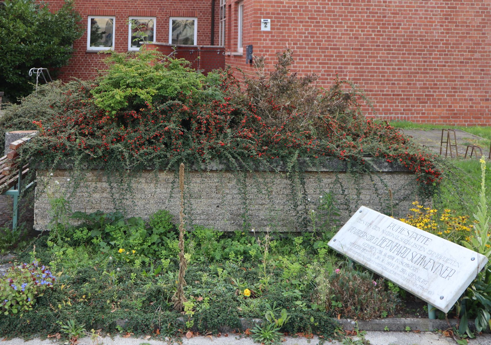 Letzte Ruhestätte für Bernhard Schwentner vor der katholische Kirche in Neustrelitz