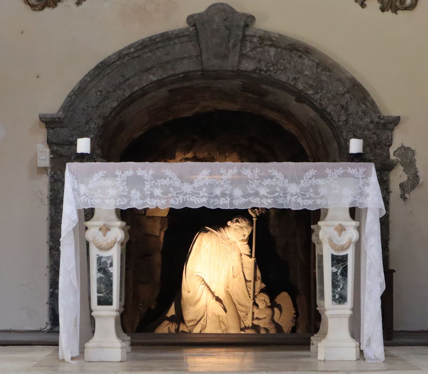 Altar in der Kapelle vor der Höhle von Bernhards Einsiedelei