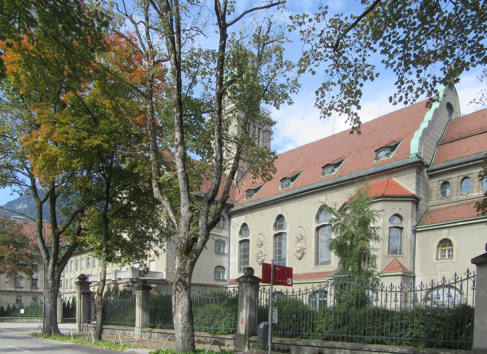 Das 1911 erbaute und 2013 wieder an seinen Ursprungsort zurück velegte Studienhaus Canisianum in Innsbruck