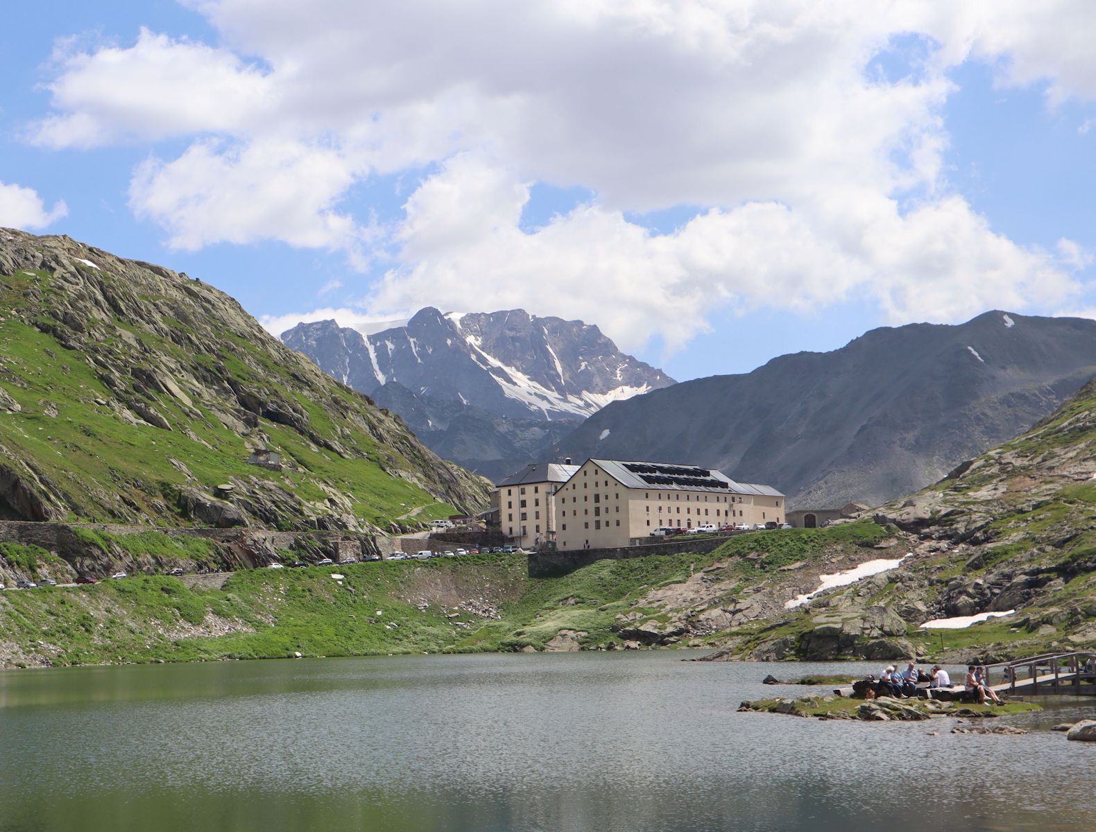 Hospiz (links) der Augustiner-Chorherren auf der Passhöhe des Großen St. Bernhard