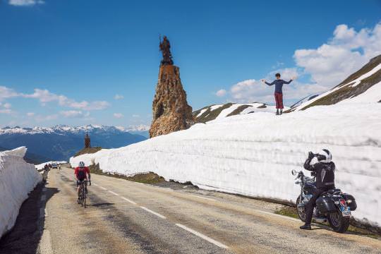 Der Monolith kurz unter der Passhöhe des Kleinen St. Bernhard trug einst die Statue des römischen Gottes Jupiter, heute die des christlichen Heiligen