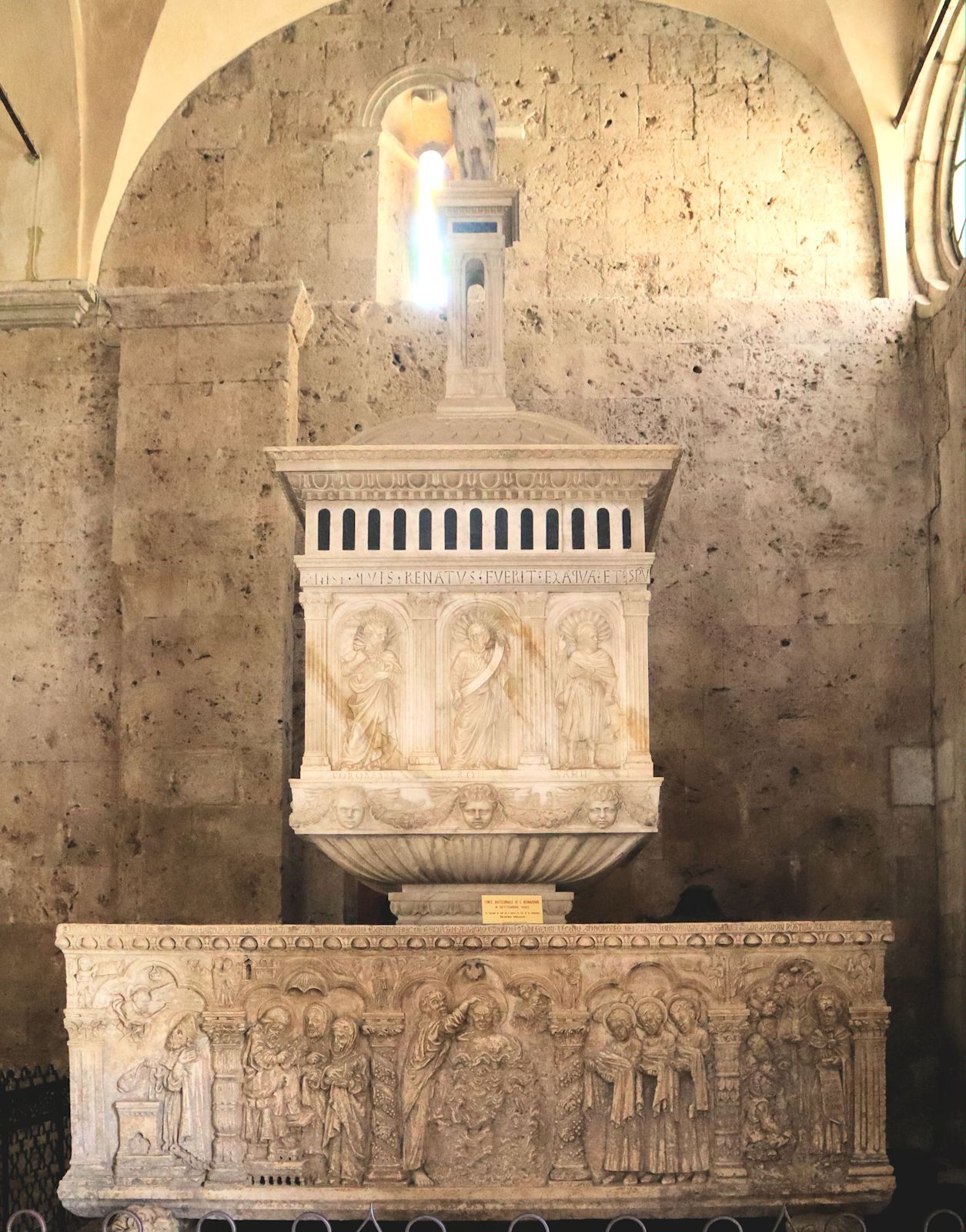 Taufstein, an dem Bernhardin getauft wurde, in  der Kathedrale in Massa Marittima