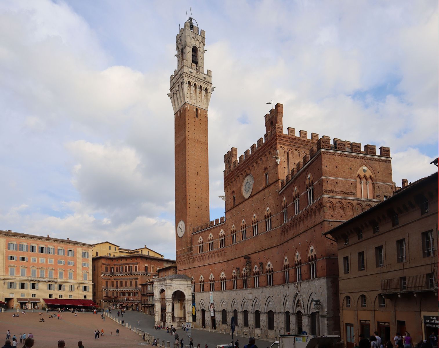 Rathaus und Piazza del Campo in Siena