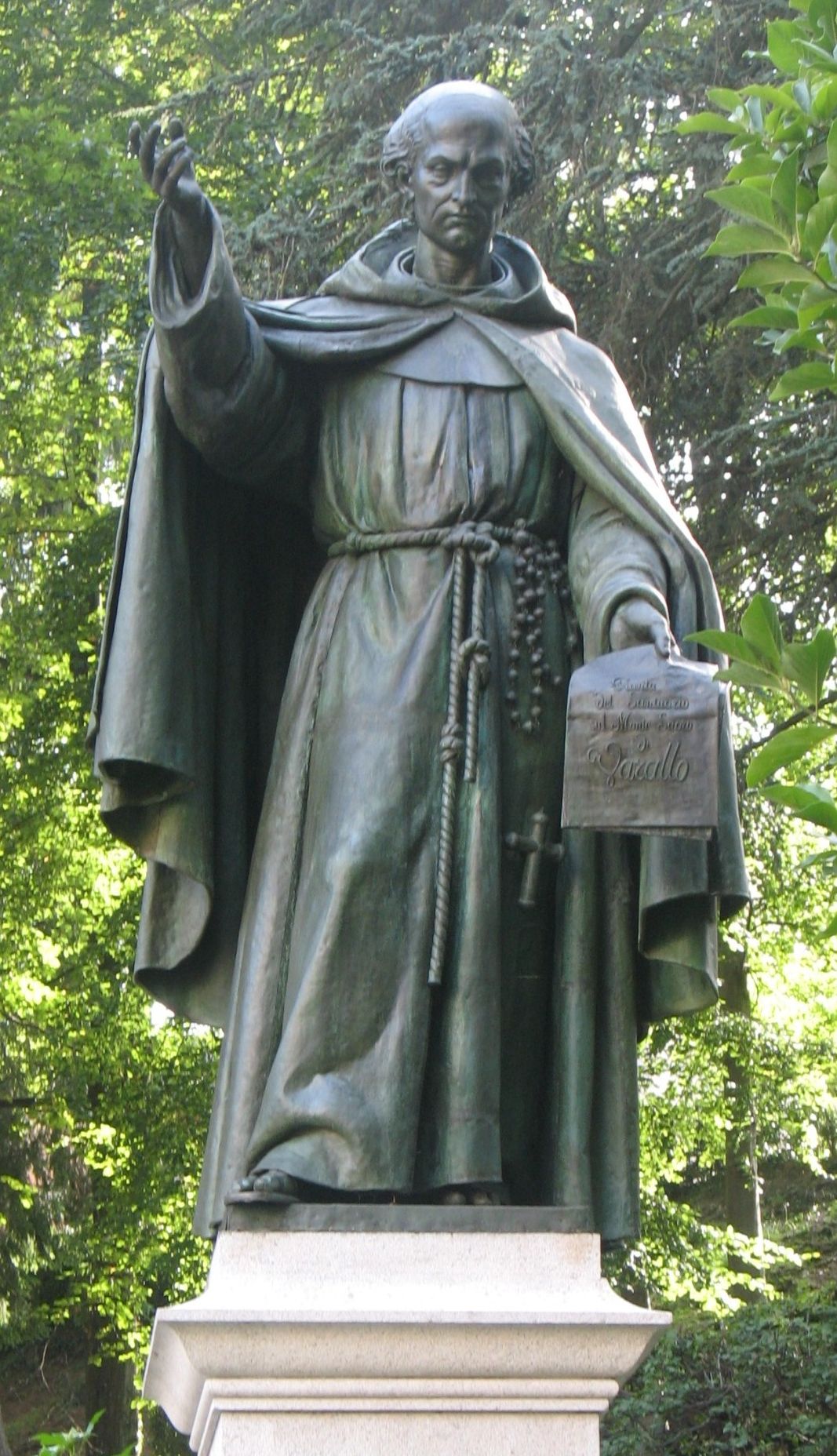 Statue am Eingang zum „Sacro Monte” in Varallo