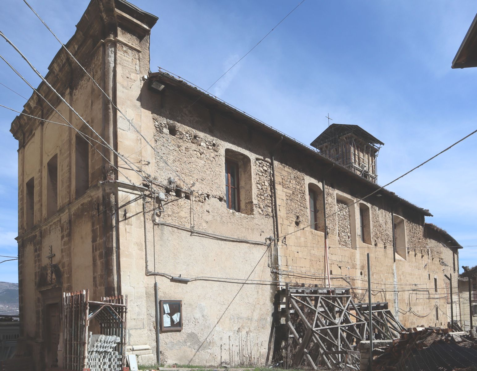 Pfarrkirche in Fossa, vom Erdbeben 2009 schwer beschädigt
