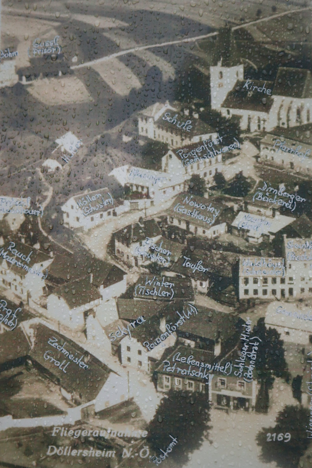 Luftaufnahme von Döllersheim vor dessen Zerstörung, auf der Infotafel in Döllersheim