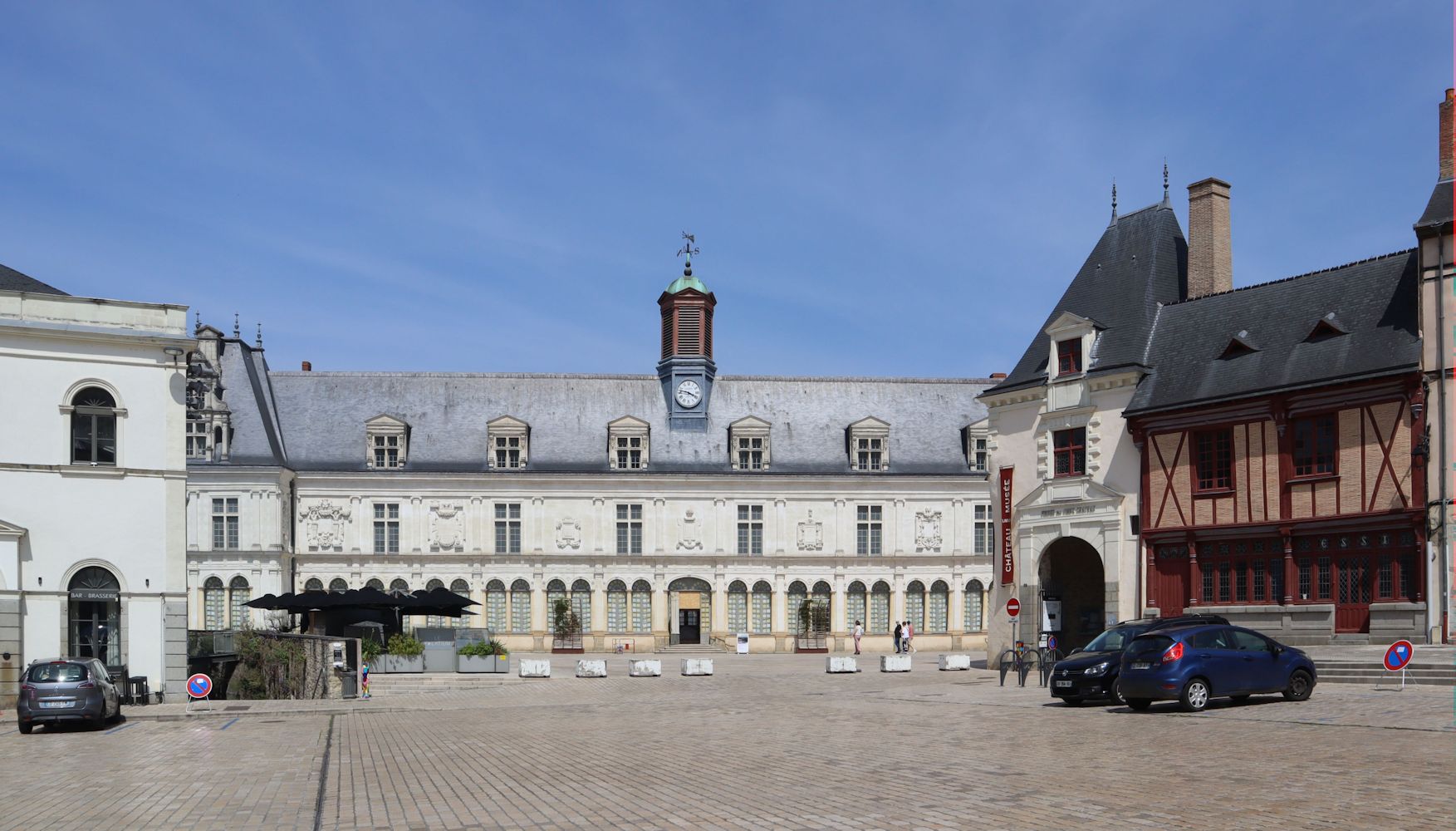 neues und (rechts) altes Schloss in Laval
