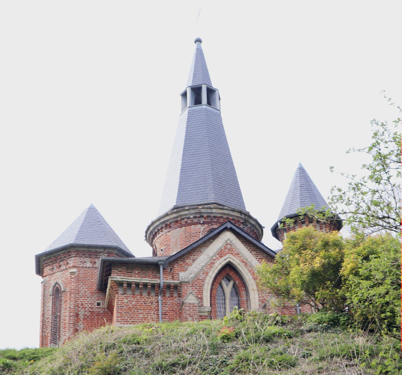 Kapelle auf dem Hügel nahe Chaumont-Porcien