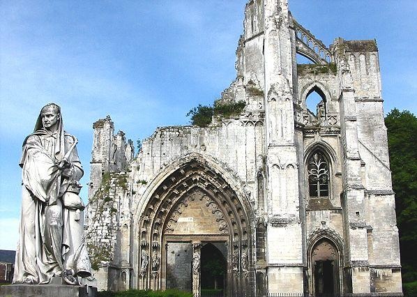 Ruine des Klosters in St. Omer mit Statue